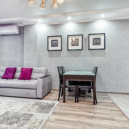 Sovremennye Apartamenty: Central Mountain View Retreat Almaty Room photo